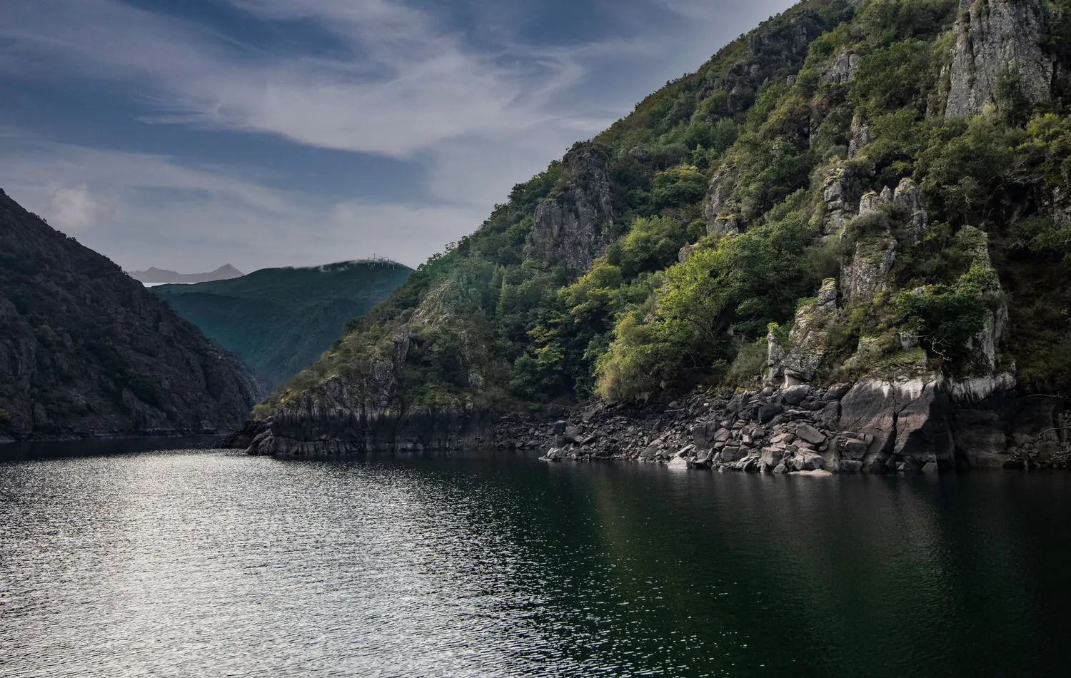 Ruhiges Wasser und bewaldete Felswände in der Ribeira Sacra bei Ourense