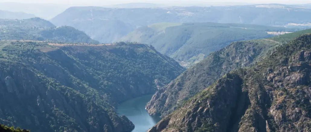 Blick von oben in die tief eingeschnittene Sil-Schlucht der Ribeira Sacra mit bewaldeten Felswänden