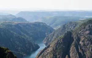 Blick von oben in die tief eingeschnittene Sil-Schlucht der Ribeira Sacra mit bewaldeten Felswänden