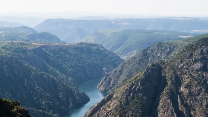 Sil-Schlucht in der Ribeira Sacra Blick von oben in die tief eingeschnittene Sil-Schlucht der Ribeira Sacra mit bewaldeten Felswänden