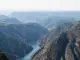 Blick von oben in die tief eingeschnittene Sil-Schlucht der Ribeira Sacra mit bewaldeten Felswänden