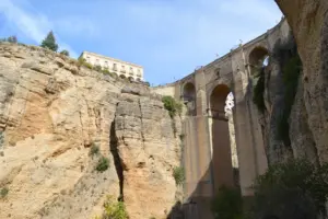 Ronda in Spanien: Puente Nuevo, Altstadt und Schlucht entdecken Puente Nuevo über der tiefen Tajo-Schlucht in Ronda mit hellen Felswänden und blauem Himmel