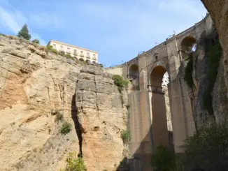 Puente Nuevo über der tiefen Tajo-Schlucht in Ronda mit hellen Felswänden und blauem Himmel