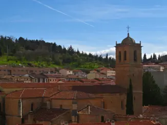 Blick über rote Dächer und den Kirchturm von San Juan de Rabanera in Soria
