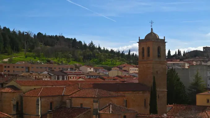 Altstadt von Soria Blick über rote Dächer und den Kirchturm von San Juan de Rabanera in Soria