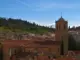 Blick über rote Dächer und den Kirchturm von San Juan de Rabanera in Soria