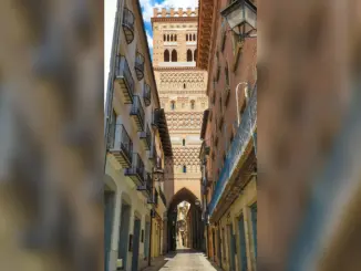 Reich verzierter Mudéjar-Turm über einer schmalen Straße in der Altstadt von Teruel