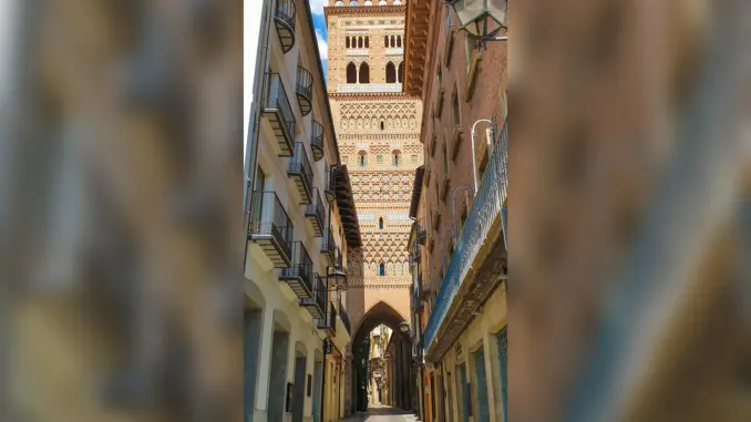 Mudéjar-Turm in der Altstadt von Teruel Reich verzierter Mudéjar-Turm über einer schmalen Straße in der Altstadt von Teruel