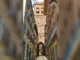 Reich verzierter Mudéjar-Turm über einer schmalen Straße in der Altstadt von Teruel