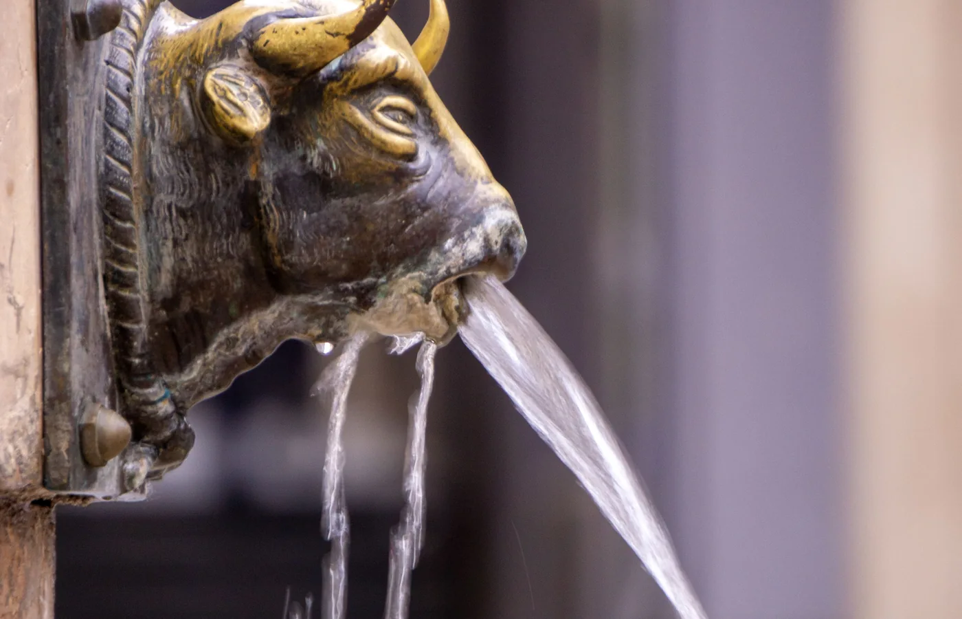 Bronzener Stierkopf am Brunnen auf der Plaza del Torico in Teruel