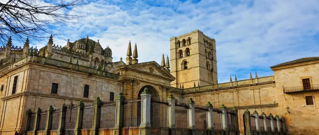 Kathedrale von Zamora mit gerippter Steinkuppel und romanischem Glockenturm