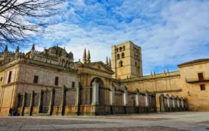 Zamora in Spanien: Romanik, Duero und stille Altstadt entdecken Kathedrale von Zamora mit gerippter Steinkuppel und romanischem Glockenturm