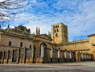 Kathedrale von Zamora mit gerippter Steinkuppel und romanischem Glockenturm