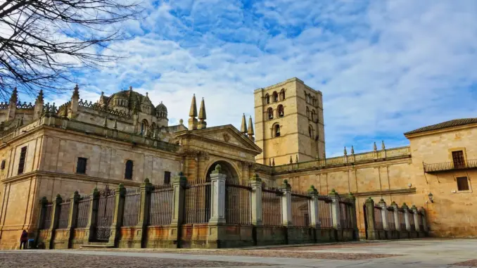 Kathedrale von Zamora mit gerippter Steinkuppel und romanischem Glockenturm